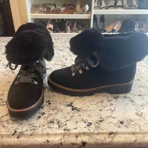 Black women’s weather boots with Scotchgard protection